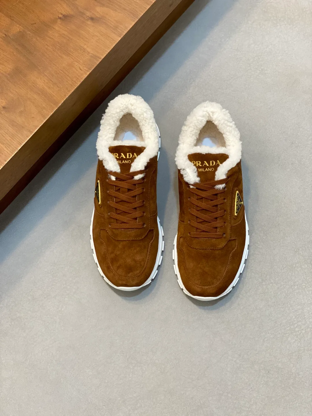 💰780 Prada/Prada Autumn and winter men's leather lace-up sneakers. Top-quality goods produced in Dongguan. Imported Nappa cowhide leather upper with raised layered design. Light and breathable, soft and comfortable. Genuine calfskin leather edging has a distinctive sporty style. The leather tongue is equipped with the classic PRADA letter red rubber label badge to fully display the brand style. The transparent air-cushion midsole is equipped with a lightweight tread rubber outsole. It is light and increased by about 4CM. The inner lining is Excellent foot feel. Comes with original packaging. 38-44 (customized at 45). Size: 39-40-41-42-43-44. Standard leather shoe size.